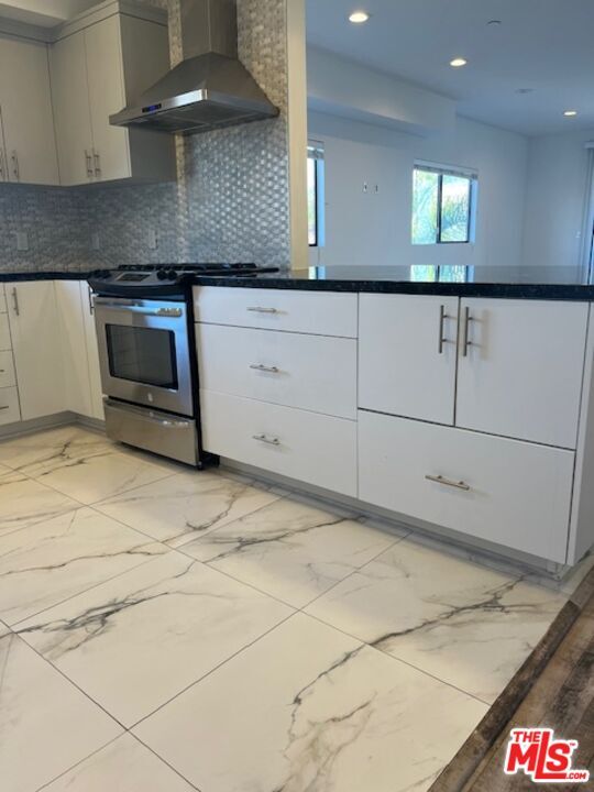 Building Photo - 1445 S Fairfax Ave