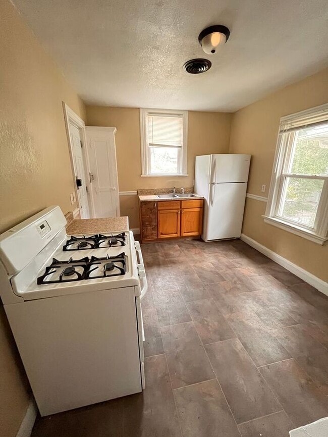 Building Photo - Cozy 2-Bedroom Apartment in a Prime Locati...