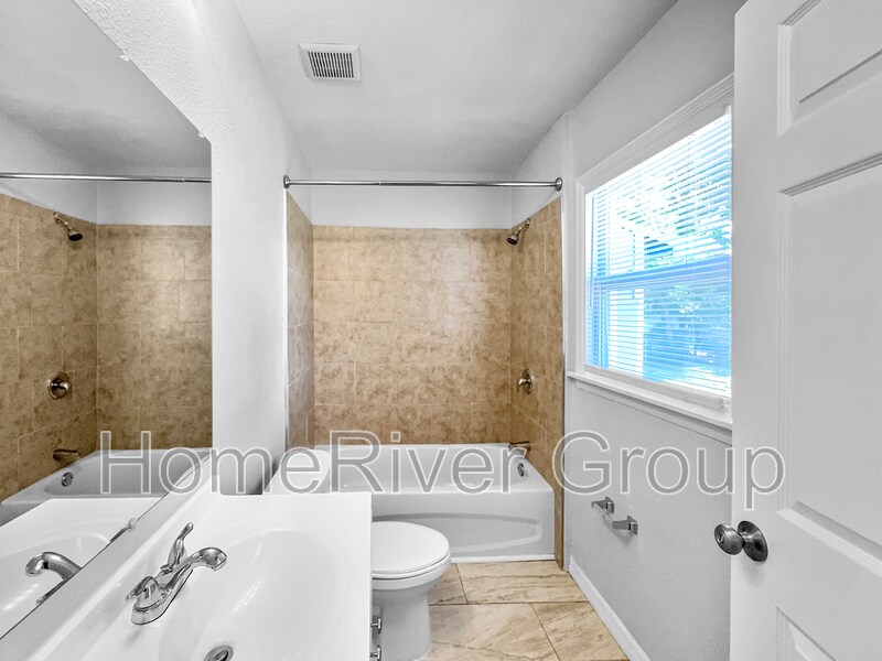 Building Photo - 3110 W Hartnett Ave