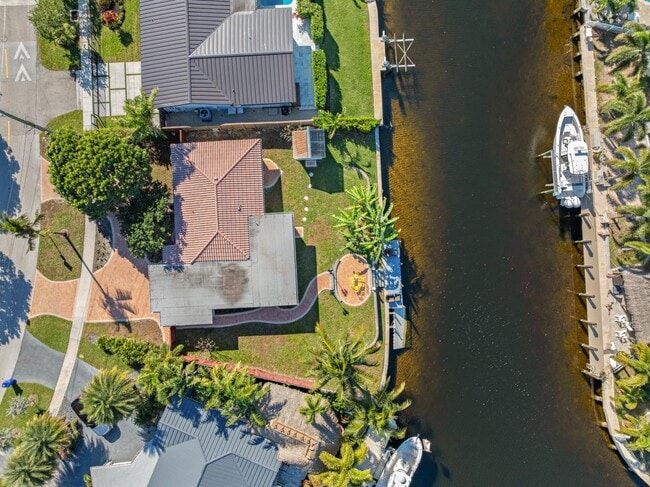 Building Photo - 1001 SE 5th Ave