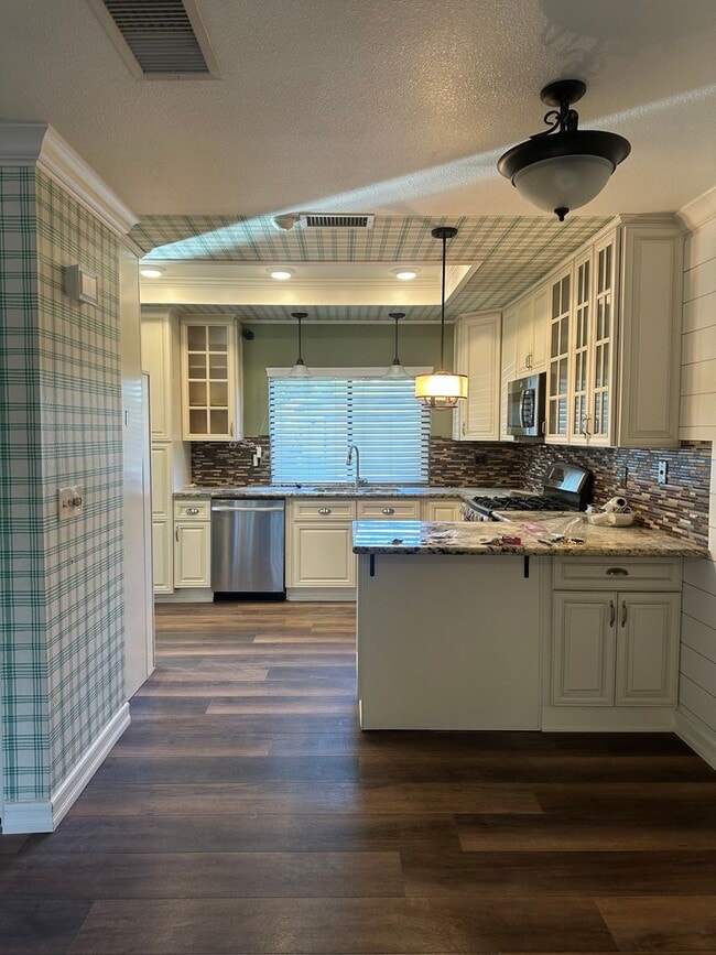 Building Photo - JUST LISTED! Single-Story Condo