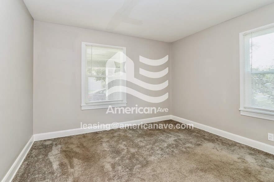 Building Photo - 1004 Korb Ave