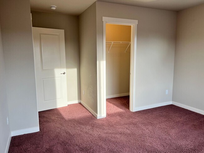 Building Photo - 3bed/2.5bath with Lofted Space at Harbor Crossing!