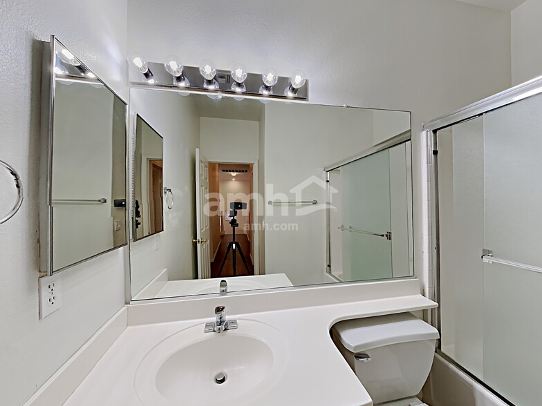 Building Photo - 1231 S Amador