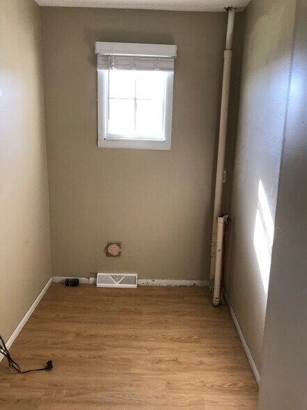 Building Photo - 615 E 5th St