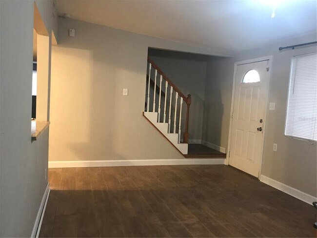 Building Photo - 4012 W Fairview Heights
