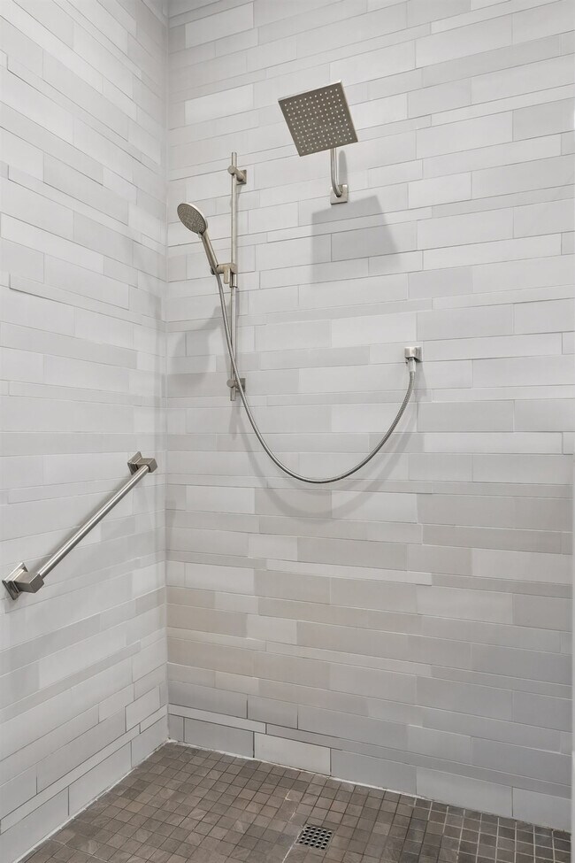 Building Photo - 428 Highwoods Trl