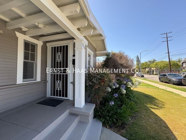 Building Photo - 926 Newport Ave
