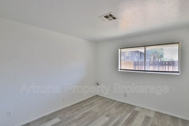 Building Photo - 1702 W Vogel Ave
