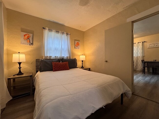 Building Photo - FULLY FURNISHED UNIT FOR RENT