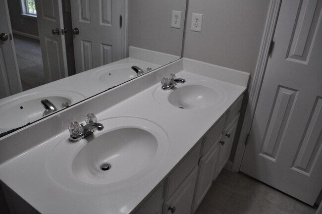 Building Photo - 940 Prestwyck Ct