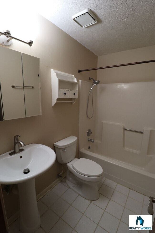 Building Photo - Beautiful 3 Bedroom Townhome