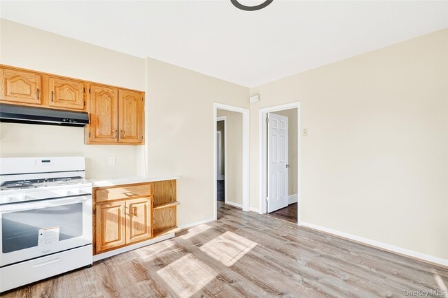 Building Photo - 270 Sickles Ave