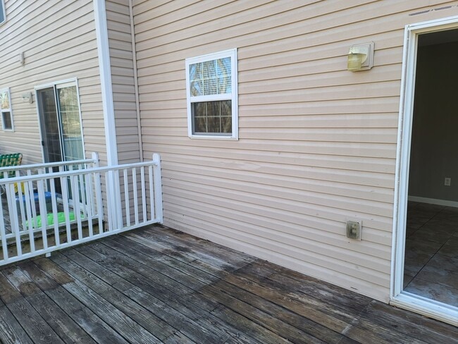Building Photo - 3 Bedroom 2 1/2 bath Townhome for Rent in ...