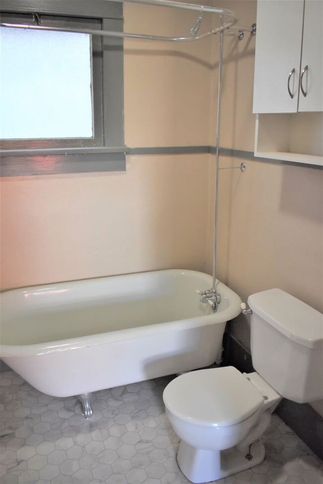 Building Photo - LEASE PENDING AS OF 06/06/25: Charming 3 b...