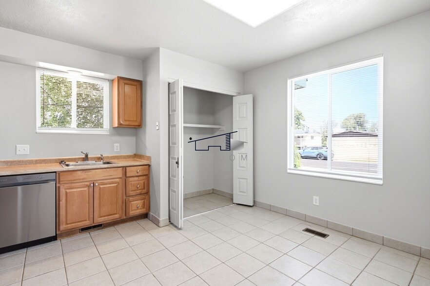 Building Photo - 445 W 4900 S