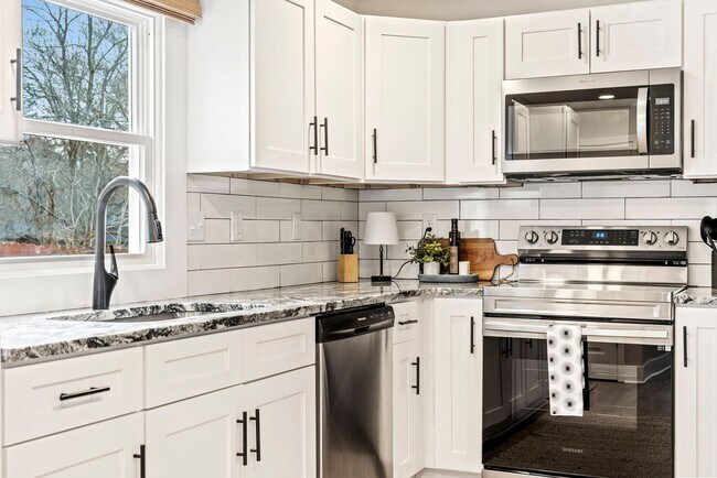 Building Photo - FULLY FURNISHED!