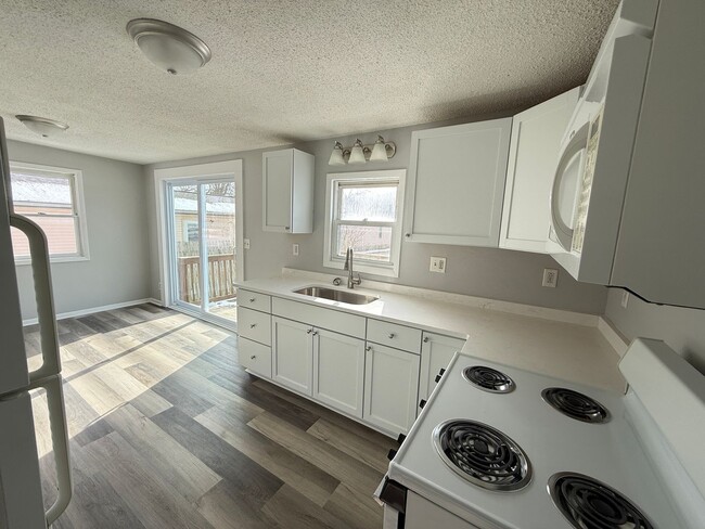 Building Photo - 2026 Renovation – Clean, Updated 2-Bedroom Near Shopping & Highways