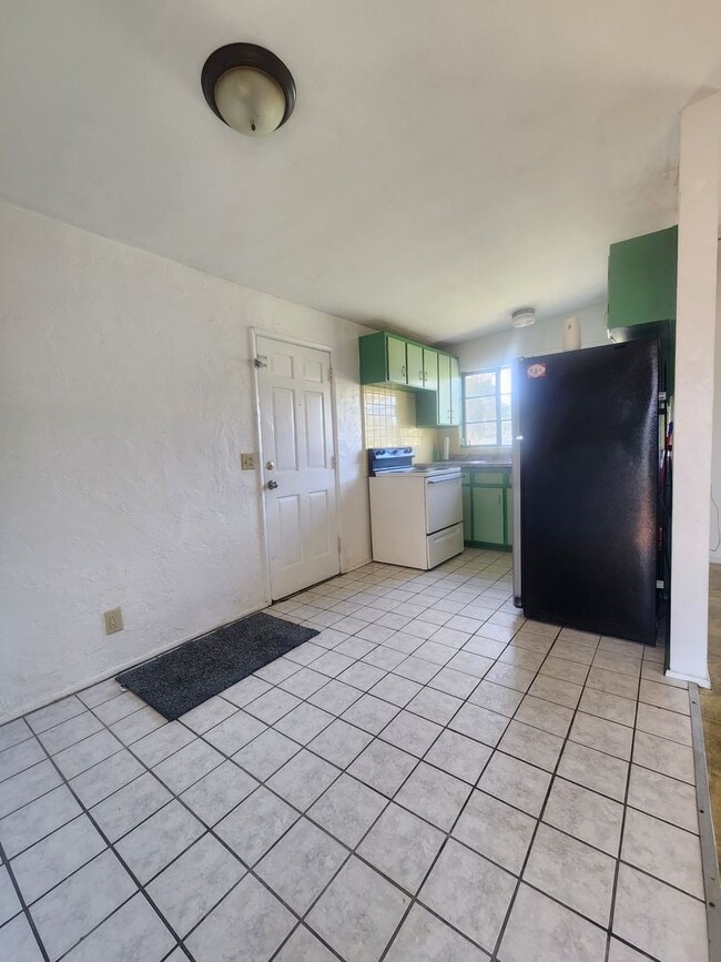 Building Photo - 2 Bedroom 1 Bath Single Family Home, Fenced in Yard