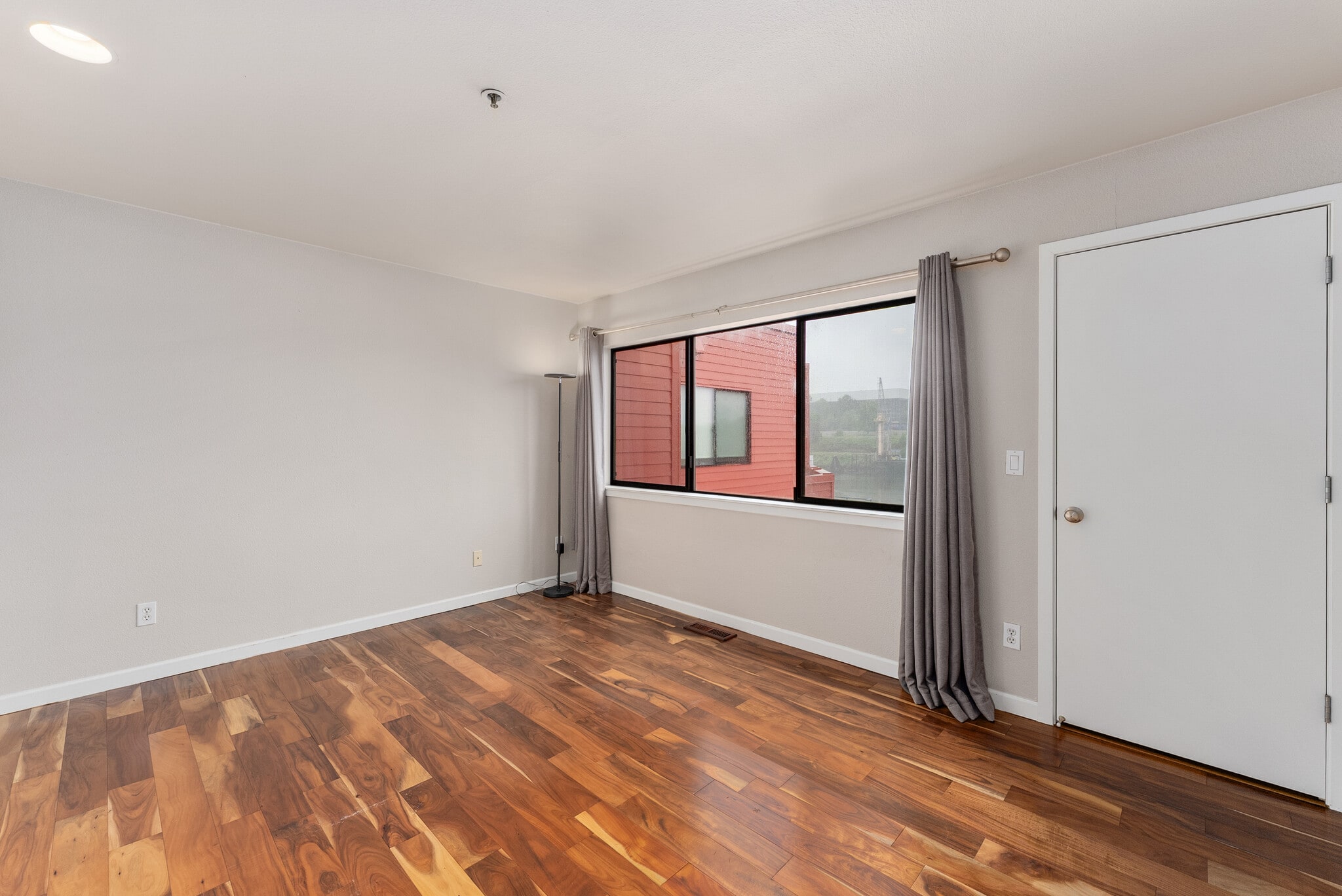 Main bedroom with great River view - 710 NW Naito Pky