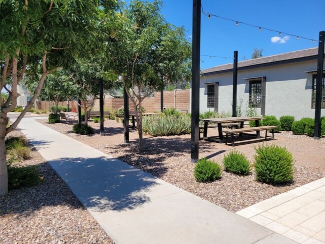 Building Photo - 2754 S Apache Dr