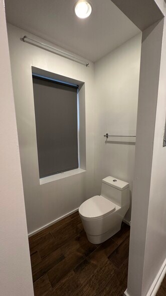Building Photo - 548 S 54th St