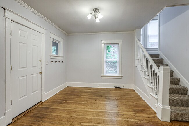 Large Entry / Sitting Room - 4333 Charlotte St