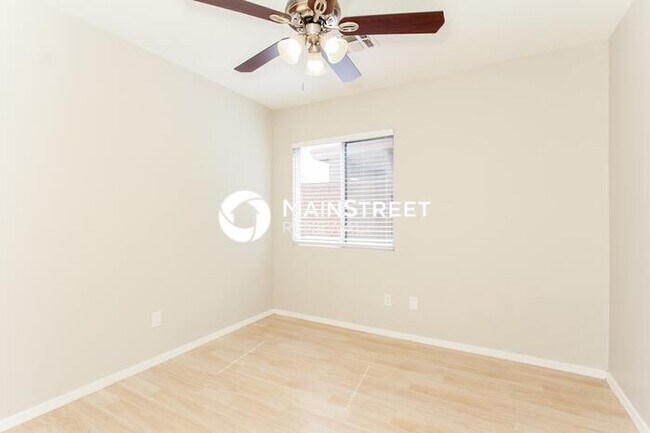Building Photo - 3 Bedroom Pet-Friendly Home in Phoenix, AZ with Main Street Renewal