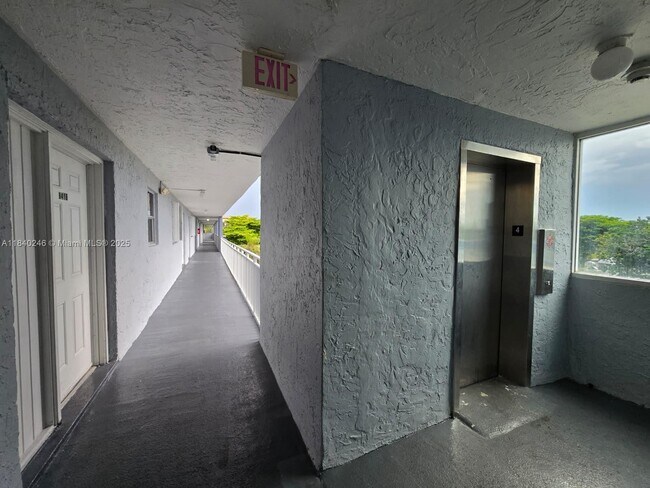 Building Photo - 9351 Fontainebleau Blvd