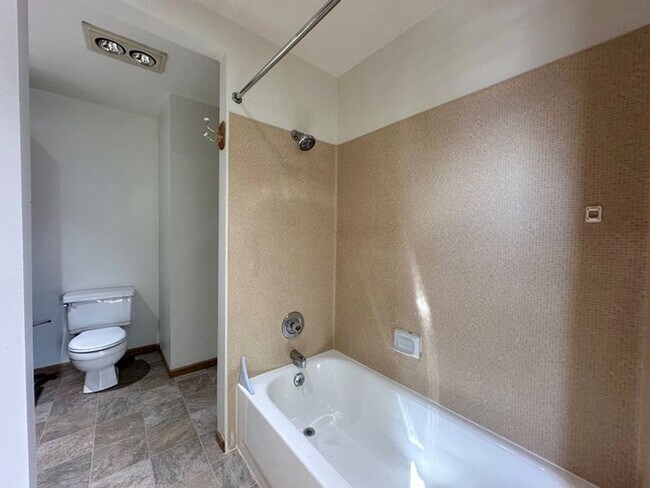 Building Photo - 2 Bedroom 2 bath home with water and mount...
