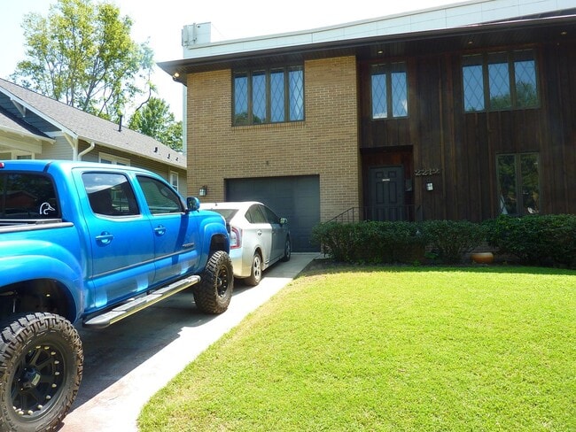 Building Photo - 7BR / 5.5BA Home in Fort Sanders | Walk to...