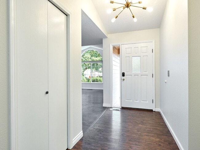 Building Photo - 3 bed, 2 bath single-level home in South Salem