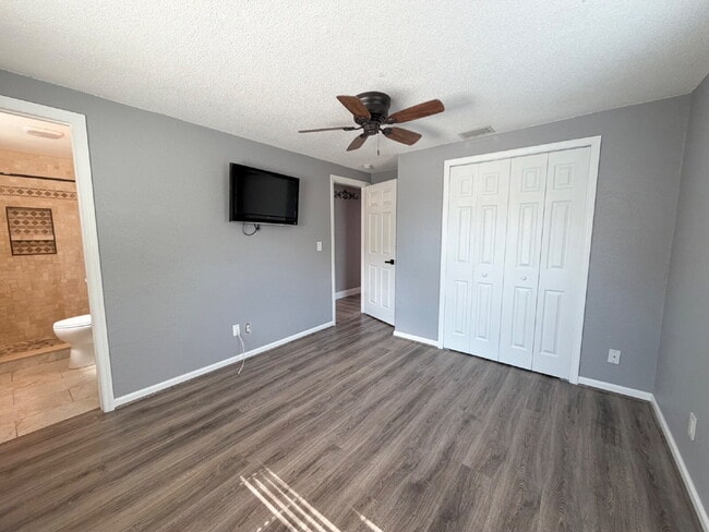 Building Photo - "Spacious 4-Bedroom Retreat with 2 Full Baths in Beautiful Seminole!"