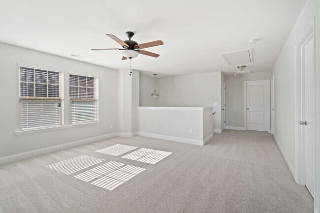 Building Photo - Welcome Home: Spacious 3-Bedroom Retreat i...