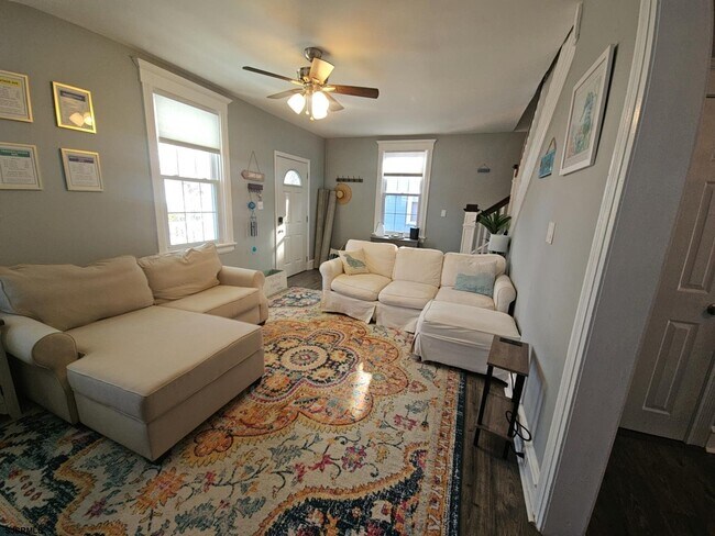 Building Photo - 111 N Sacramento Ave