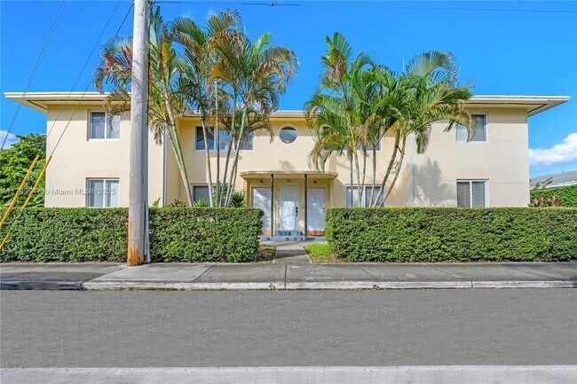 Building Photo - 930 SW 24th Ct