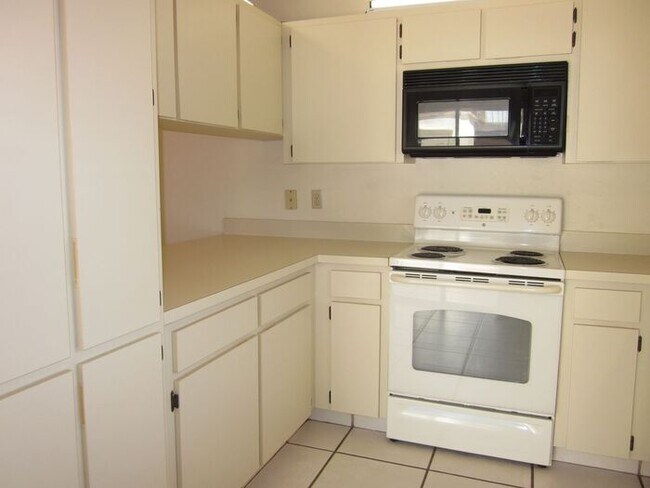 QUAIL RUN TOWNHOMES - 15419 E Pond Woods Dr Tampa FL 33618 | Apartment