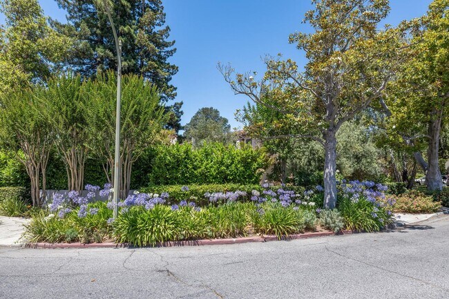 Building Photo - Mediterranean Beauty in Crescent Park – 5B...