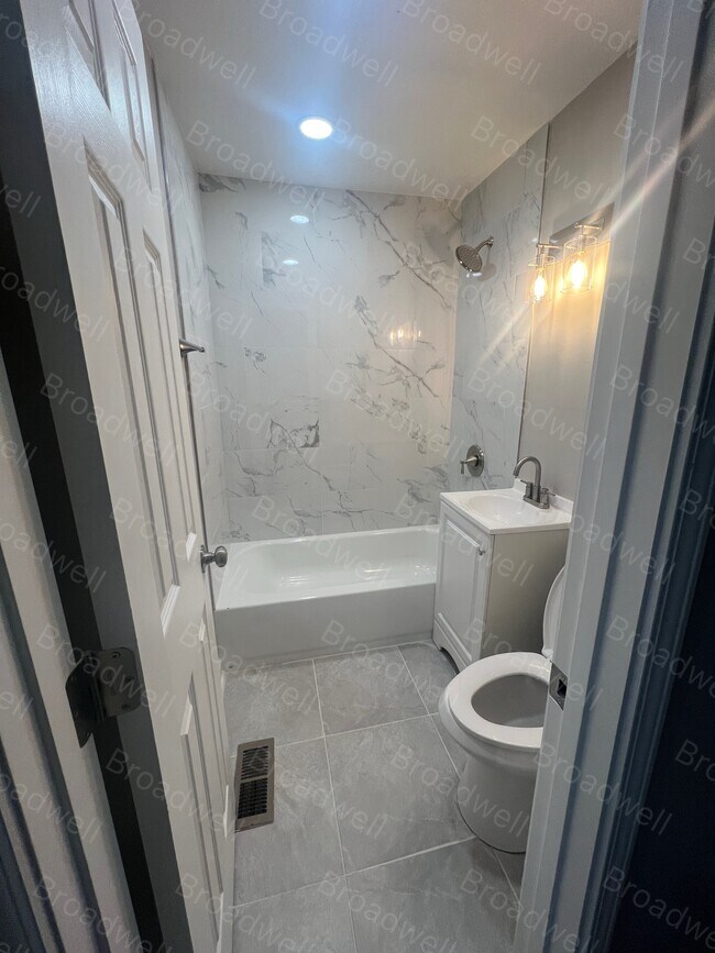 Building Photo - 1860 Broadwell St SW