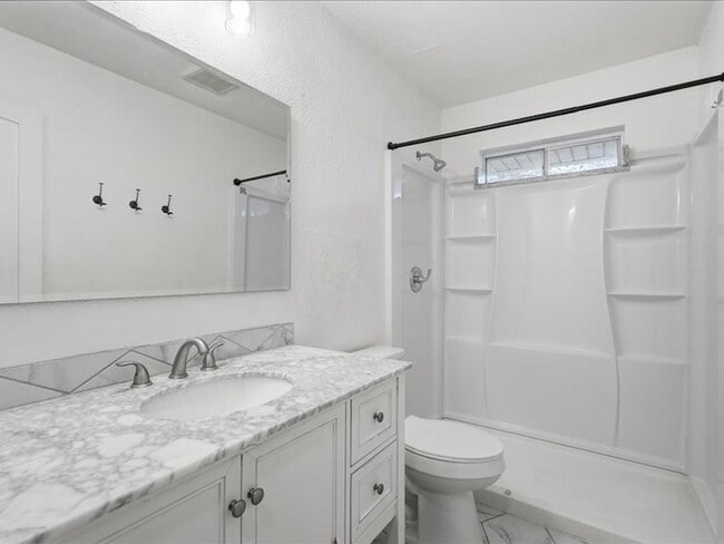 Building Photo - 2531 W Twelfth St