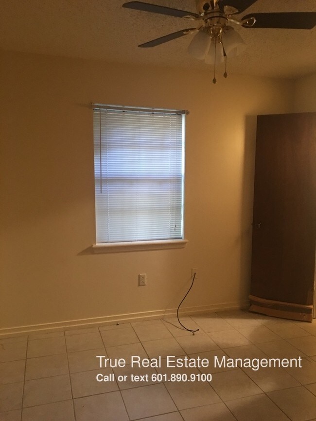 Building Photo - 4827 Cottonwood Ln