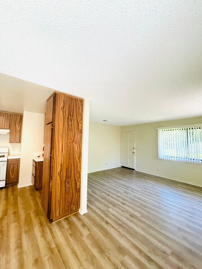 Building Photo - Your perfect Ventura retreat—spacious 3 be...