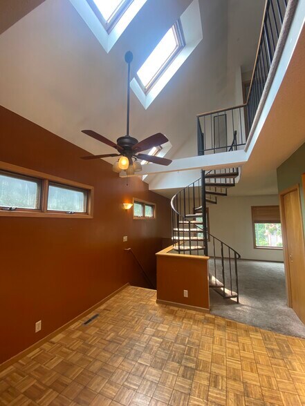 2 levels, open feel with spiral stair - 2313 22nd Ave S