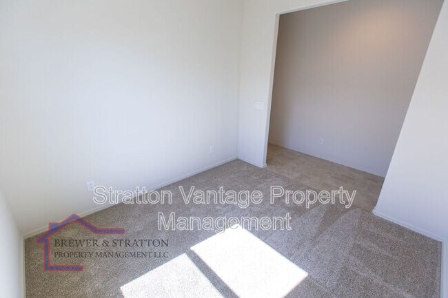 Building Photo - 18473 N Lakeside Dr