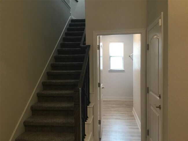 Building Photo - 421 Fair Oaks Dr