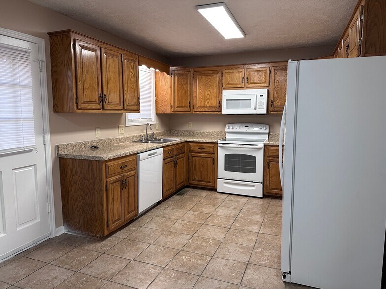 Building Photo - 69 Randi Dr