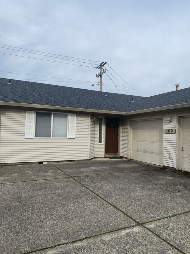 Building Photo - 809 SE 135th Ct