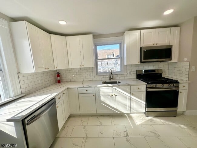 Building Photo - 328 Bloomfield Ave