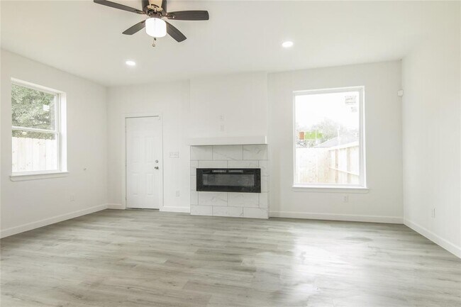 Building Photo - 2305 Sakowitz St