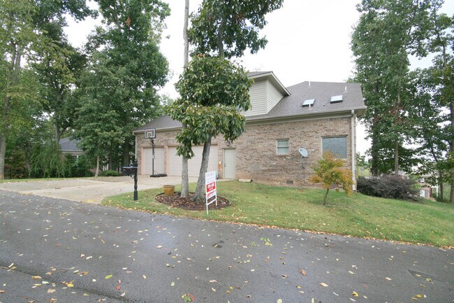 Building Photo - 27 Carriage Hill